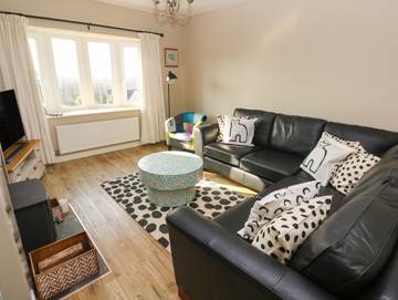 Log Cabin for 6 People in Tenby, Pembrokeshire, Photo 1