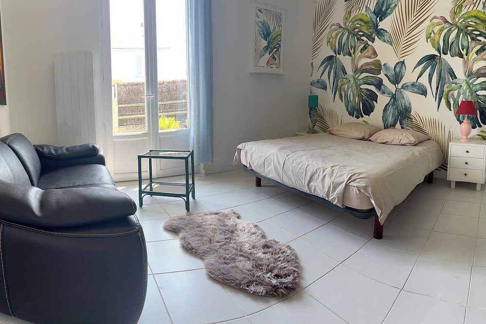 Small detached house by the sea with a beautiful terrace and parking. in Le Croisic, Côte d'Amour