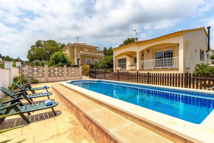 Casa rural para 5 personas, con Terraza además de Jardín y Piscina en Vendrell