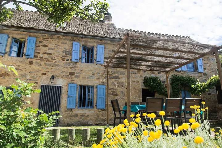Location de vacances pour 8 personnes, avec Terrasse ainsi que Jardin et Piscine dans L'Aubrac