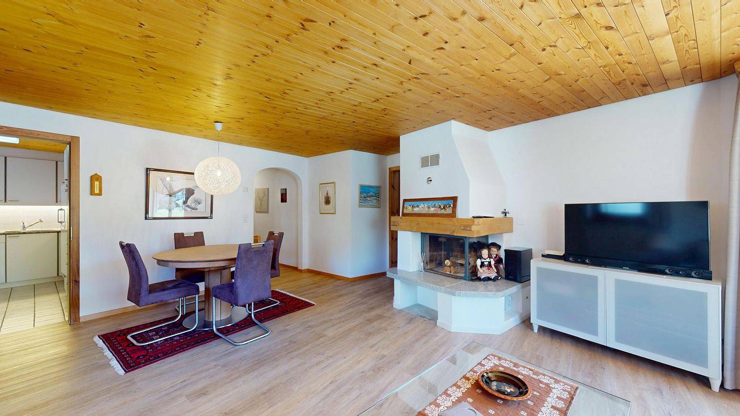 Ganze Wohnung, Geräumige Ferienwohnung in Bever mit Terrasse, Bergblick & Aufzug in Spinas, Bever
