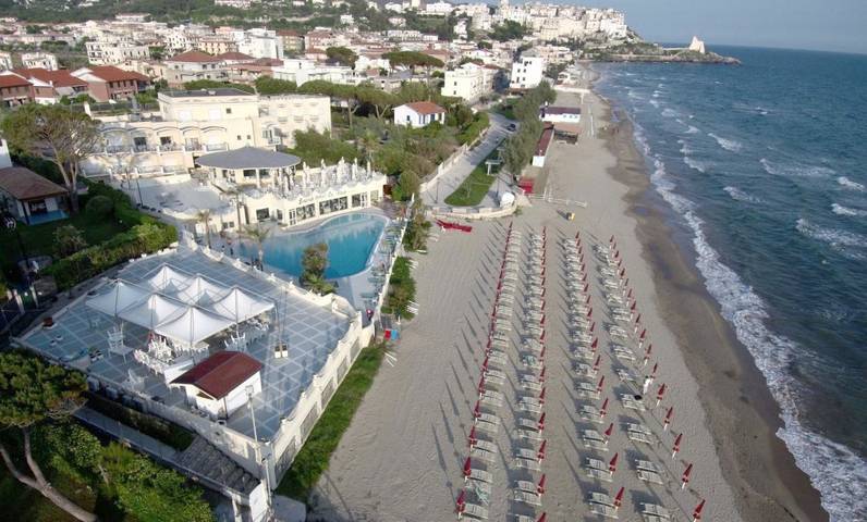 Hotel voor 2 personen, with zwembad and tuin as well as kinderzwembad in Sperlonga