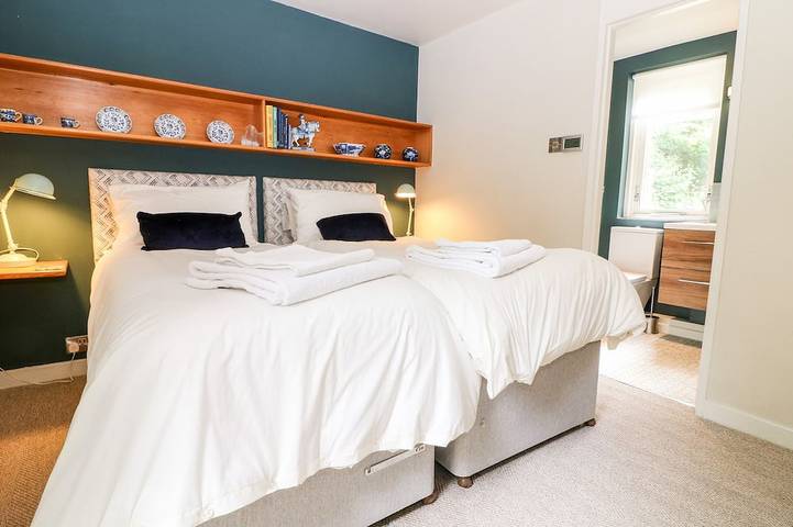Under Catswood, pet friendly, luxury holiday cottage in Stroud in Stroud, Gloucestershire