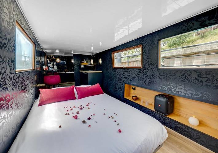 Bateau pour 2 personnes, avec Balcon ainsi que Terrasse et Vue dans les Hauts-de-Seine
