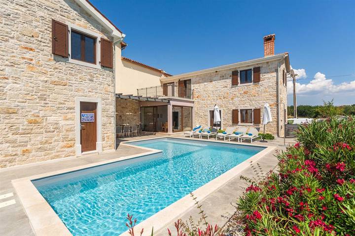 Ferienhaus für 8 Personen, mit Terrasse und Pool