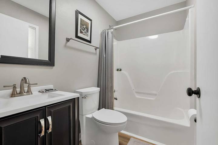 Vacation rental for 16 people, with terrace in Lewis Smith Lake