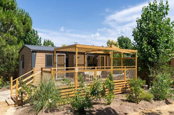 Camping per 4 persone, con giardino e terrazza nonché piscina, adatto a famiglie con bambini a Frejus