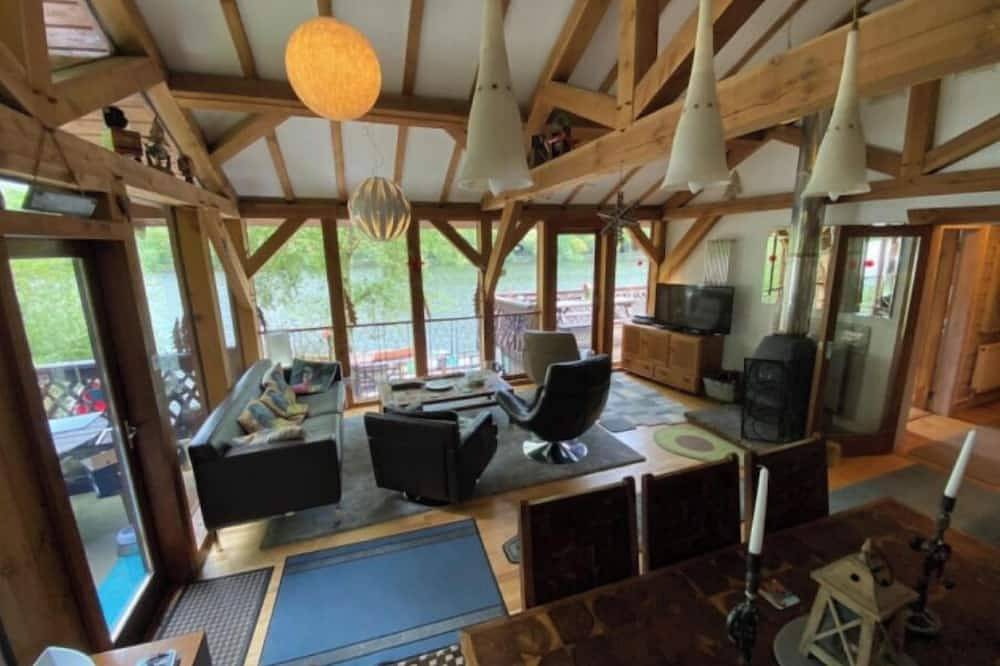 Waters edge boathouse  Rudyard lake   short breaks    kayaks  fishing hottub in Staffordshire