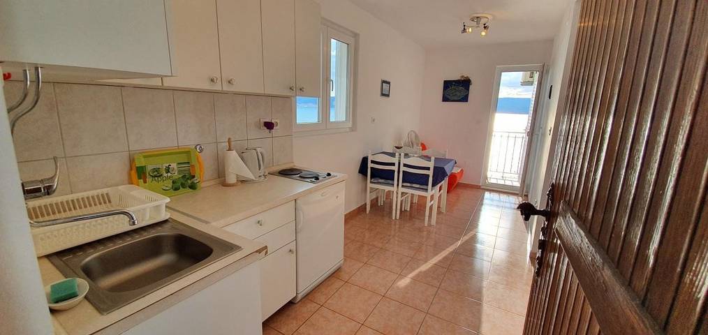 Ganze Wohnung, Direkter Meerblick, nah am Strand in Stanici, Omis-Riviera