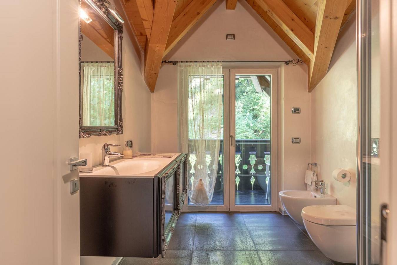 Ganze Wohnung, Apartment „Alpine Nest Loft“ mit Bergblick, Gemeinschaftspool und Wlan in Pieve di Ledro, Ledro