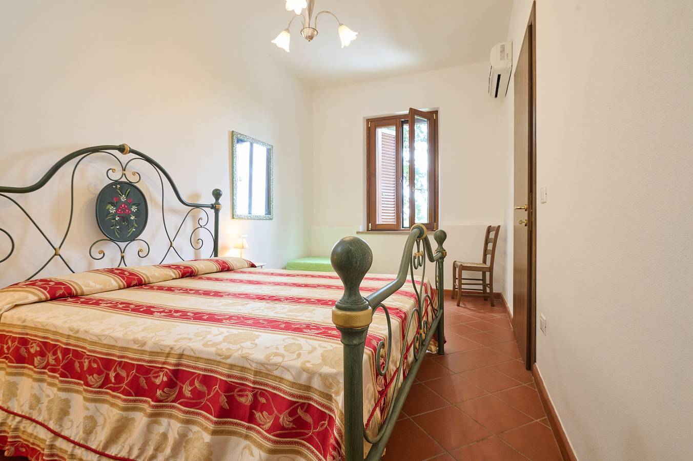 Farmhouse "Antichi Palmenti - Ginepro" with Shared Garden & A/C in San Vincenzo, Etruscan Kyste