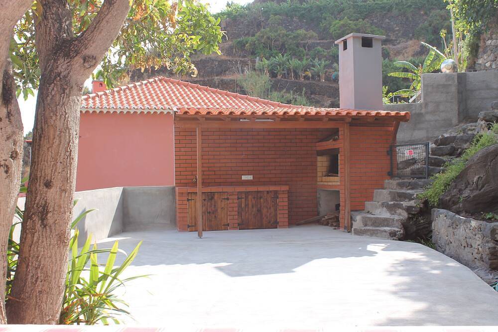 Casa ideal para familias, junto a la playa de Calheta, con barbacoa. in Calheta, Isla de Madeira