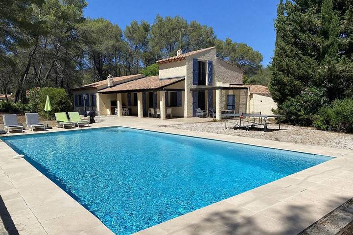 Location de vacances pour 8 personnes, avec terrasse et jardin à Puget-sur-Argens