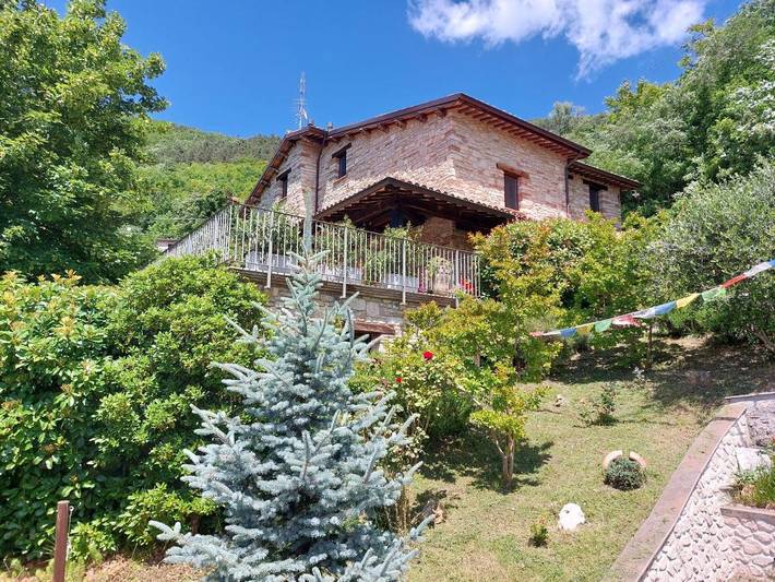 Casa vacanza per 2 persone, con Terrazza e Idromassaggio nonché Giardino e Panorama a Fabriano