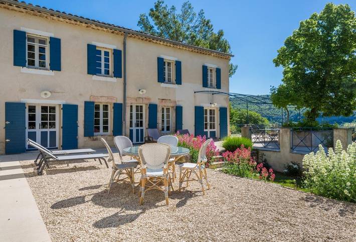 Location de vacances pour 16 personnes, avec jardin et piscine, adapté aux familles à Saint-Martin-de-Castillon