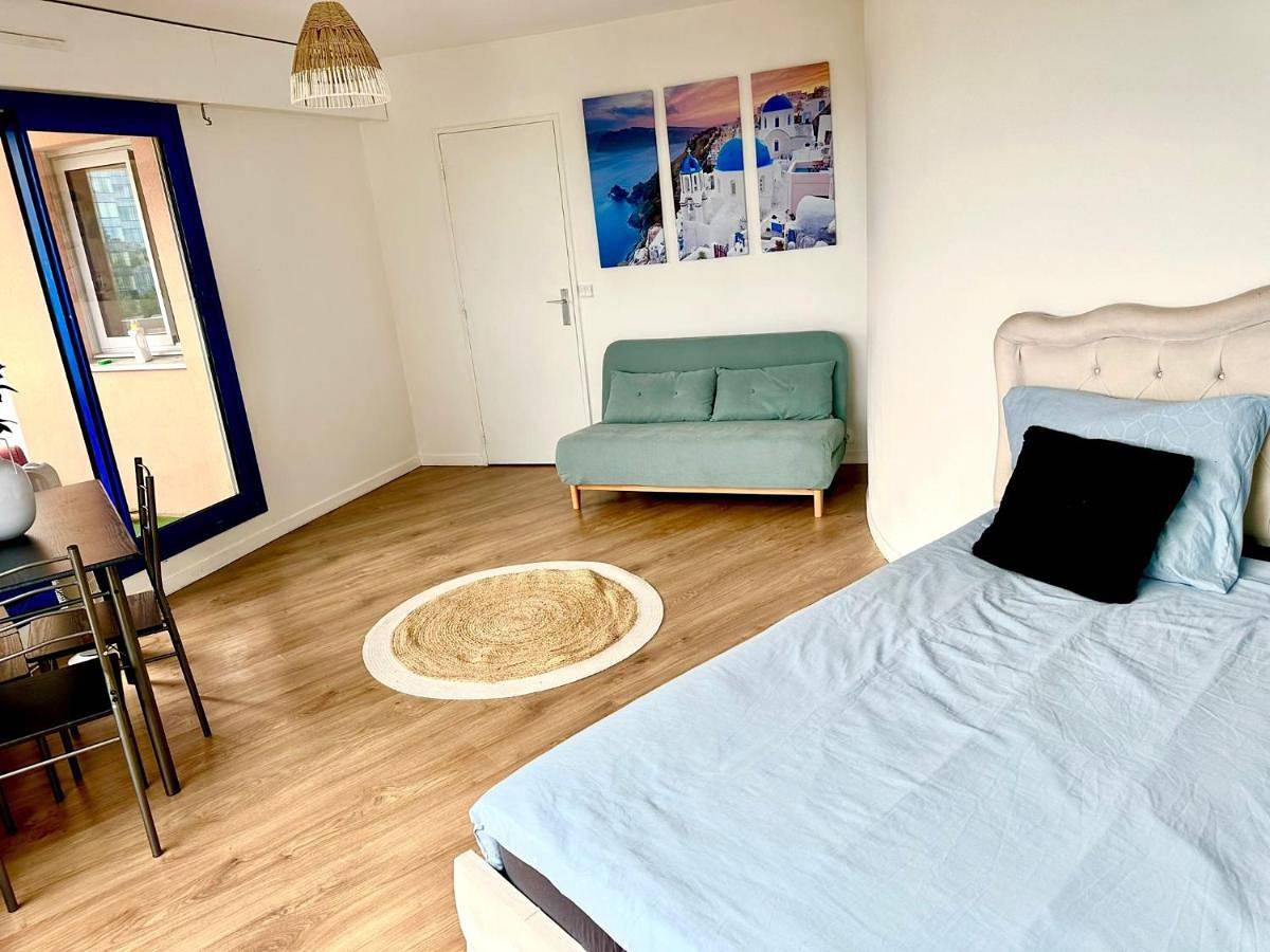 Appartement entier, Apartment with View and Balcony in Courbevoie, Hauts-de-Seine