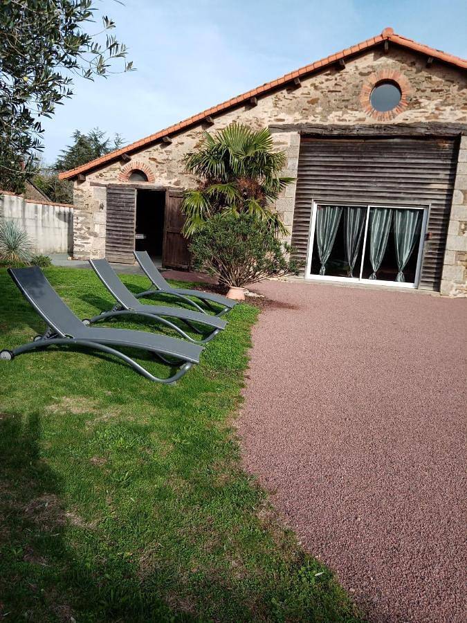 Location de vacances pour 9 personnes, avec piscine ainsi que jardin et vue à Thorigny