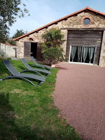 Gîte pour 9 personnes, avec vue ainsi que jardin et piscine à Thorigny