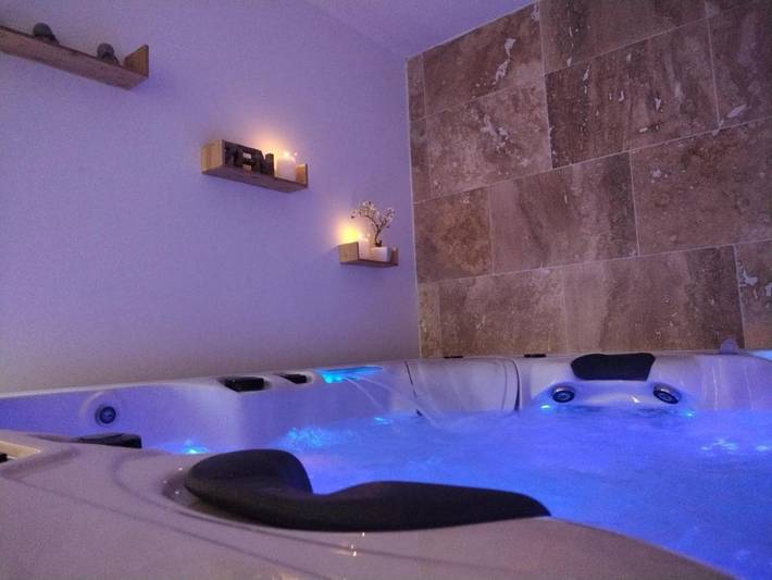Appartement de vacances pour 2 personnes, avec Jacuzzi et Terrasse ainsi que Jardin et Piscine
