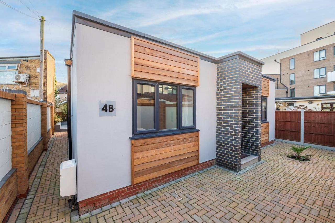 Ganze Wohnung, Stylish 2 Bed Bungalow in East Ham, Close to Excel in Newham, London