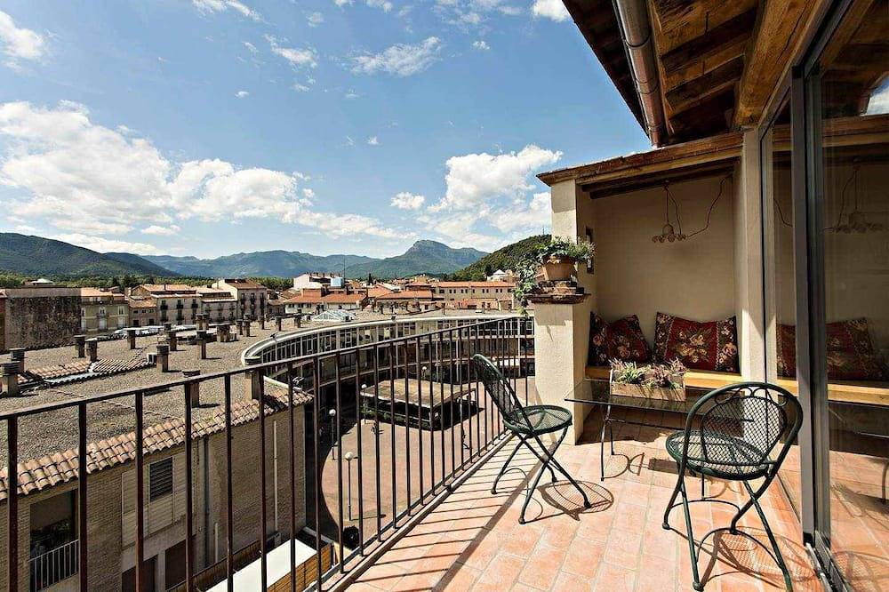 Apartamento entero, Terrissaire terraza y acceso a la piscina interior in Olot, Parc Natural de Zona Volcànica de la Garrotxa