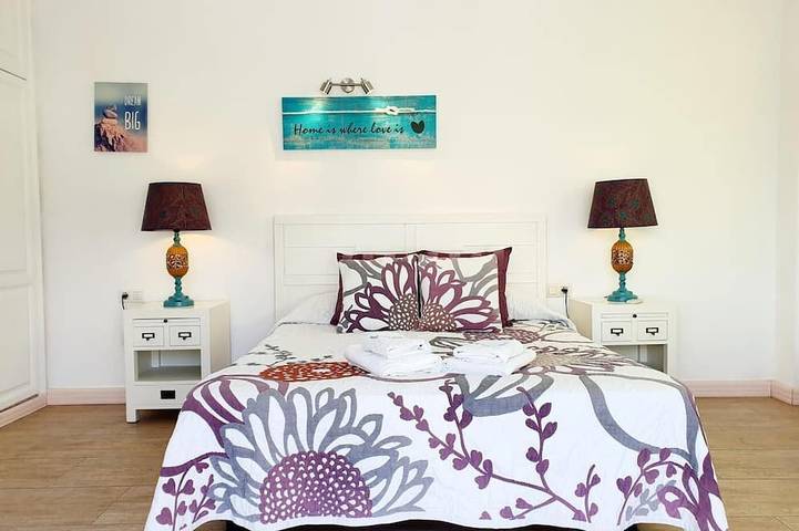 Geräumiges Ferienhaus mit drei Schlafzimmern und Pool in La Caleta, Adeje