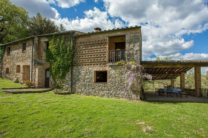 Haus auf mittelalterlicher Gerberei in der Nähe von Siena in Chiusdino, Siena Provinz