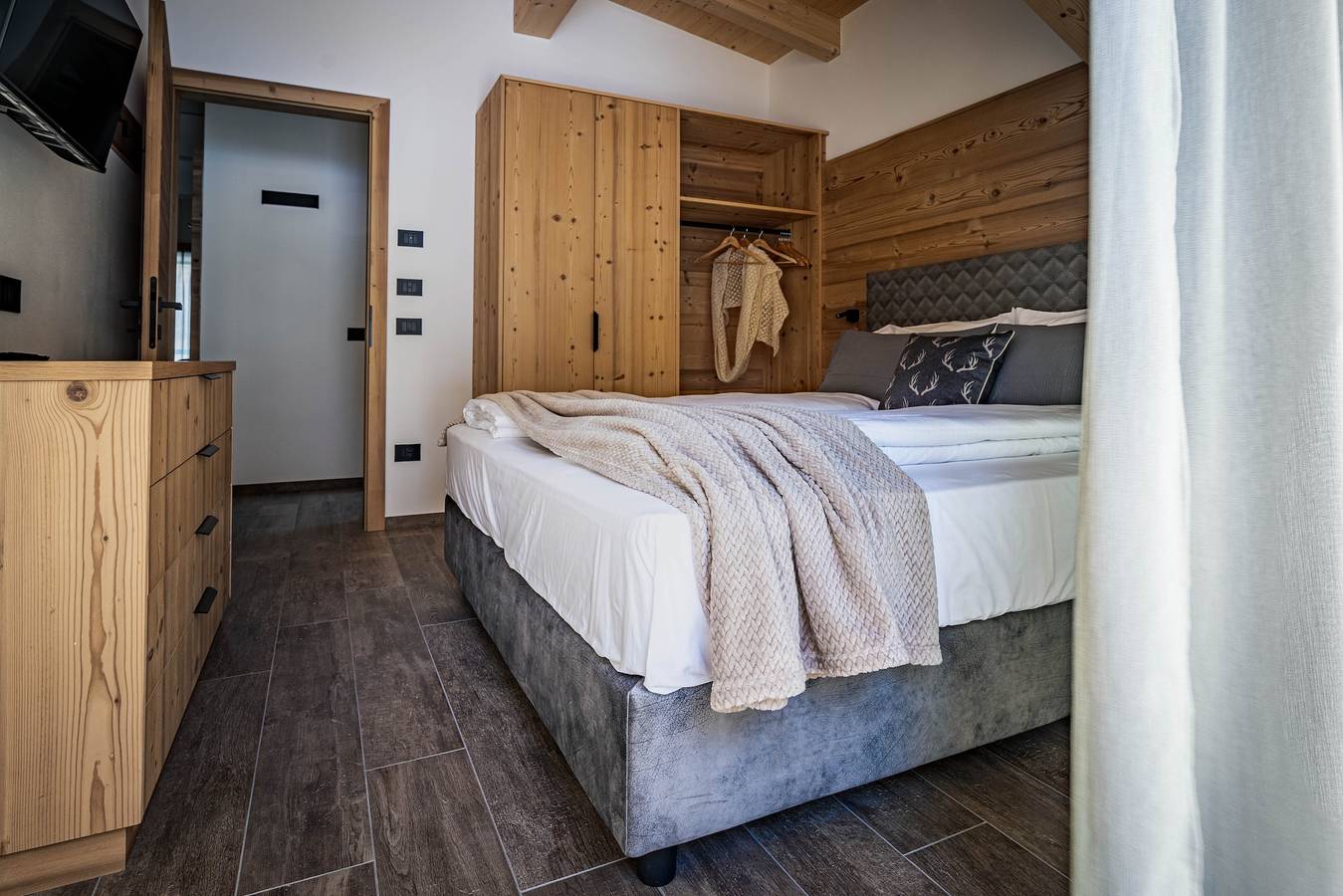 Ganze Wohnung, Appartement 'Rododendro' mit Bergblick, Wlan und Klimaanlage in Cavedago, Brentagruppe