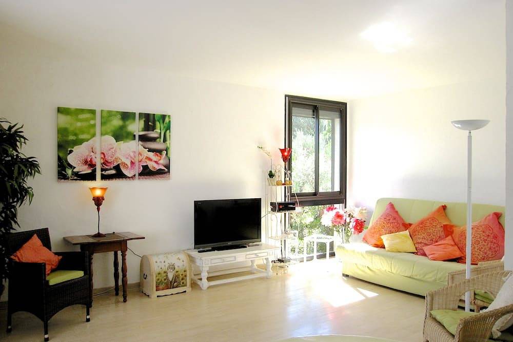 Apartment / Villa sea view, secure domain with swimming pool & tennis court near Cannes in Mandelieu-la-Napoule, Massif de l'Esterel