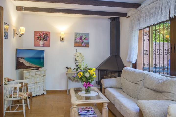 Entire apartment, Holiday Apartment "Las Yukas" close to the Beach with Wi-Fi, Garden & Terrace in Las Chapas, Marbella