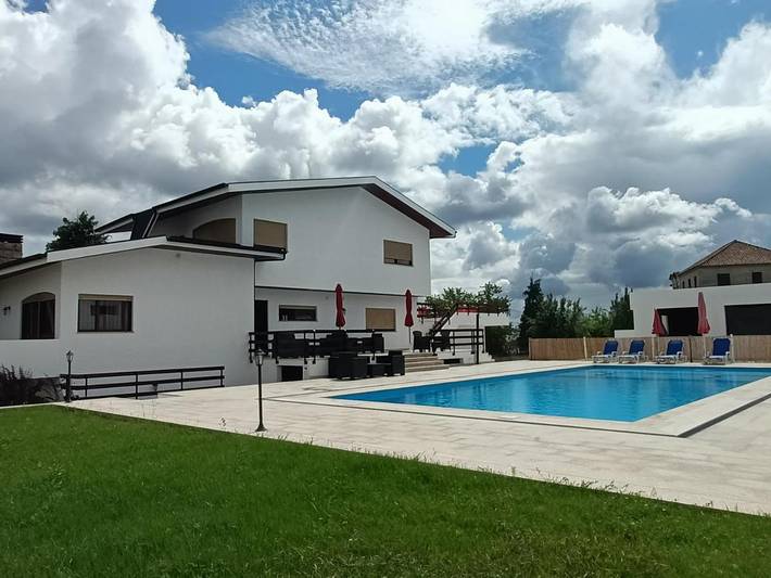 Location de vacances pour 28 personnes, avec piscine ainsi que jardin et vue dans Alijó