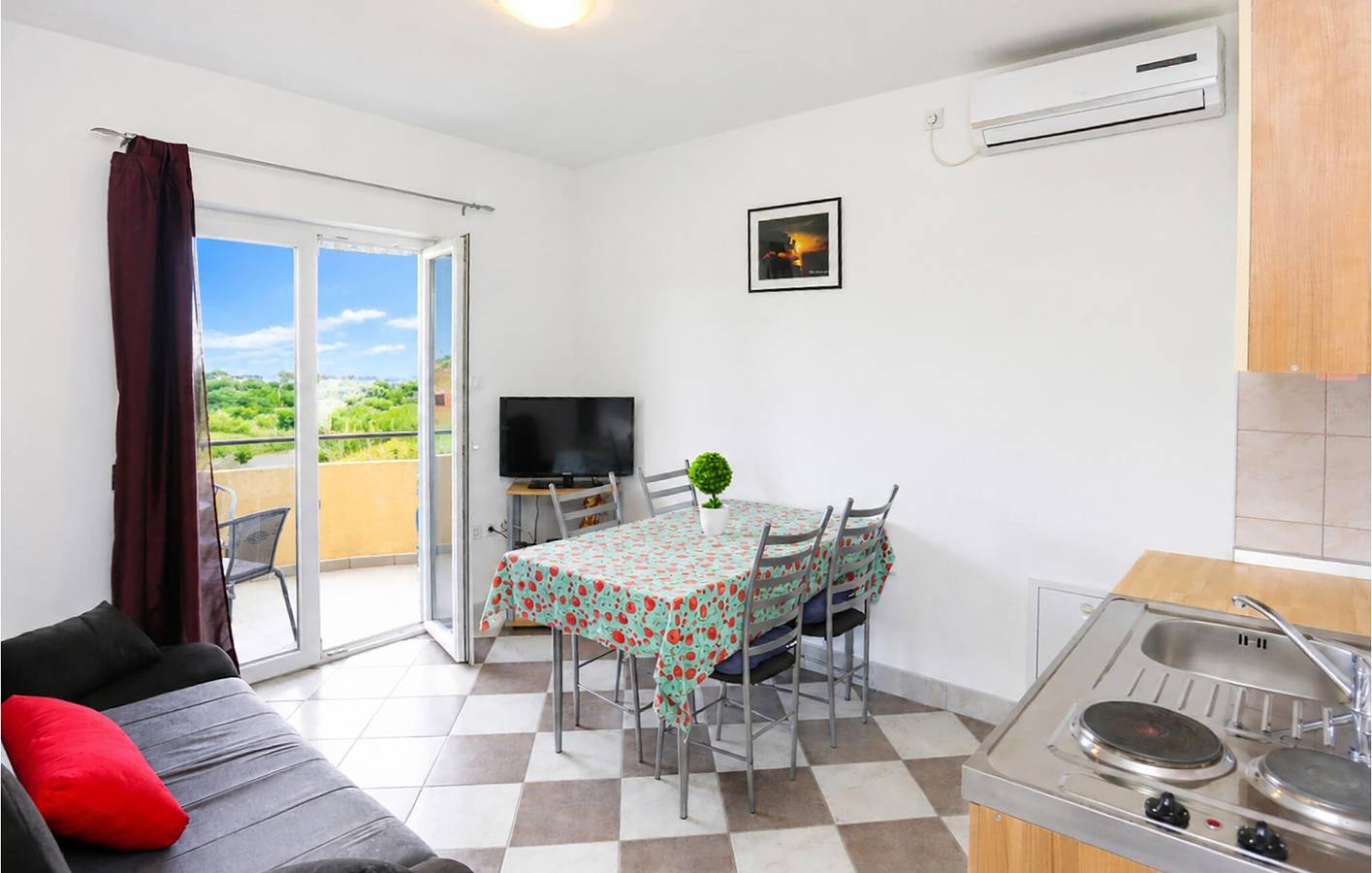 Entire holiday apartment, Cozy 90m² Apartment with Pool & Terrace, 500m from Kakma City Center in Općina Polača, Zadar
