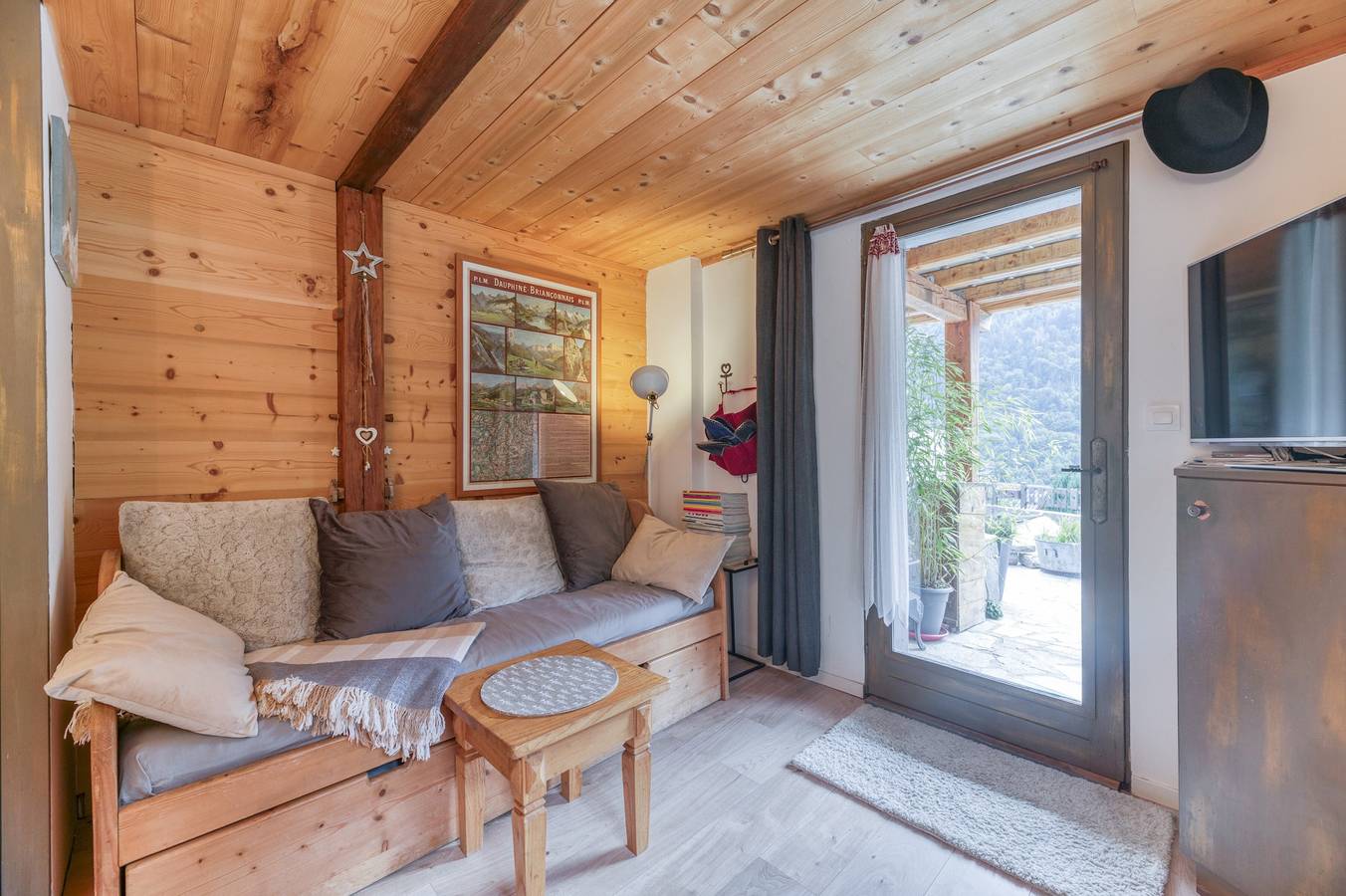 Ganze Wohnung, Apartment 'Chalet Des Heureux' mit Seeblick, privater Terrasse und Wlan in Allemond, Nationalpark Écrins