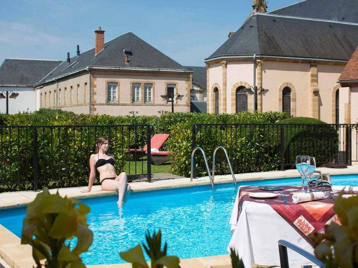 Hôtel pour 2 personnes, avec Terrasse et Jacuzzi ainsi que Piscine et Sauna à Moulins