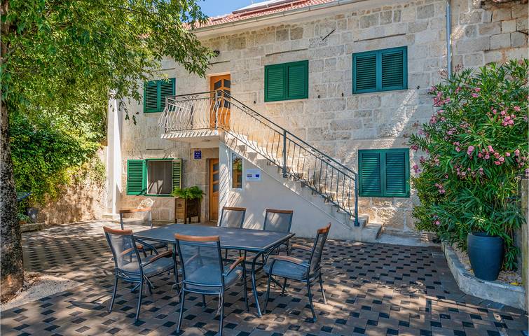 Geräumige 2-Zimmer-Wohnung mit Pool und WLAN in der Nähe der wichtigsten Sehenswürdigkeiten in Imotski, Makarska Riviera