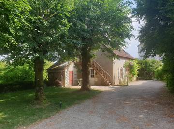 Gîte pour 8 personnes, avec piscine ainsi que jardin et terrasse dans le Cher