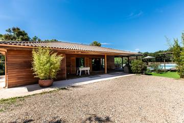 Gîte pour 8 personnes, avec jardin et terrasse ainsi que piscine et jacuzzi en Corse-du-Sud