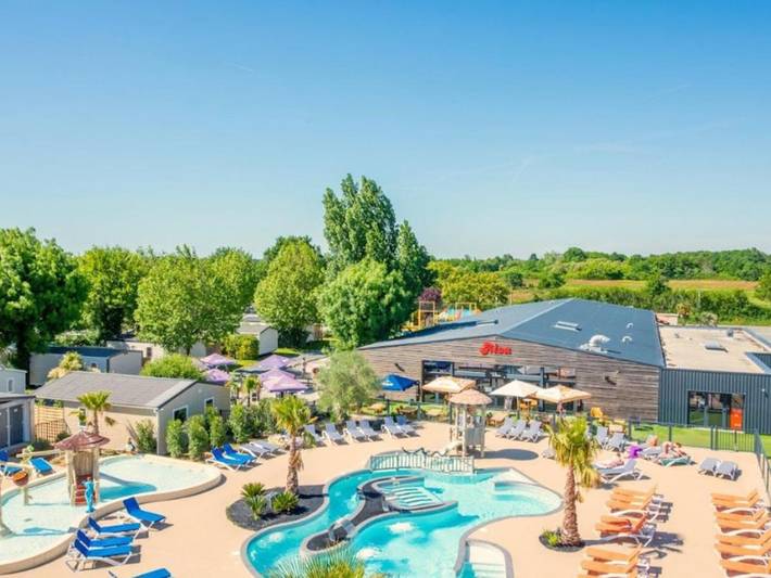 Camping pour 6 personnes, avec piscine et terrasse