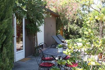 Gîte pour 2 personnes, avec terrasse ainsi que piscine et jardin à Gémenos