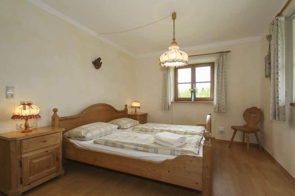 Ganze Wohnung, Ferienwohnung Regina, 2 Schlafzimmer, 2 Duschen, 4 Betten u. Kinderbetten, 55 qm in Kirchanschöring, Rupertiwinkel