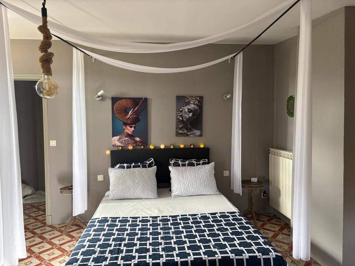 Triple Room with Private Bathroom in Fabrezan, Région de Narbonne
