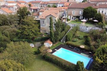 Location de vacances pour 15 personnes, avec jardin à Saint-Aulaye