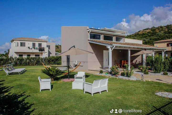 Villa con piscina per 8 persone, con panorama e piscina nonché giardino e sauna, con animali domestici in Campofelice di Roccella