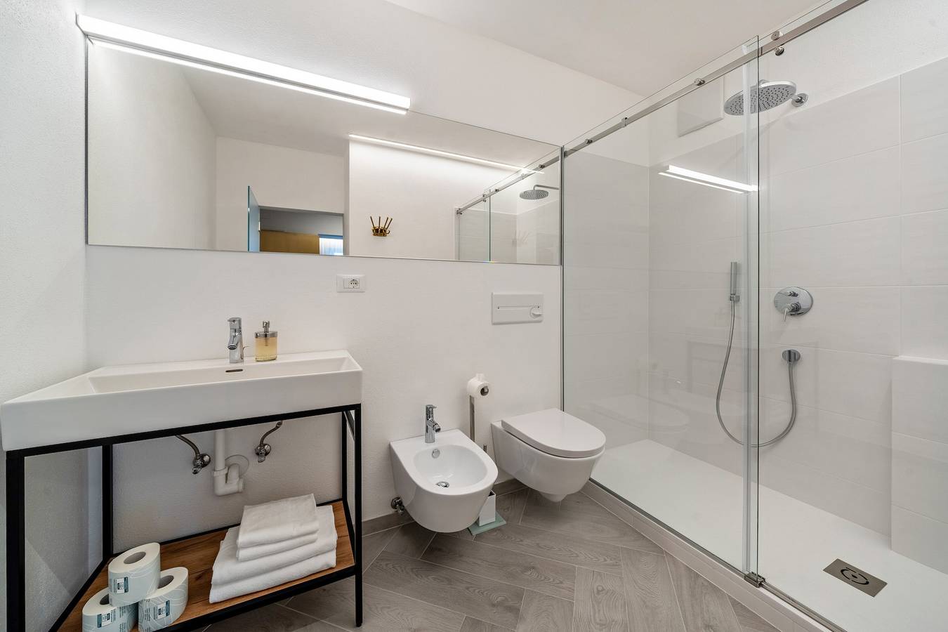 Ganze Wohnung, Ferienwohnung 'Goldfinger Extraordinary' mit Bergblick, Gemeinschaftspool und Wi-Fi in Oberlana, Lana