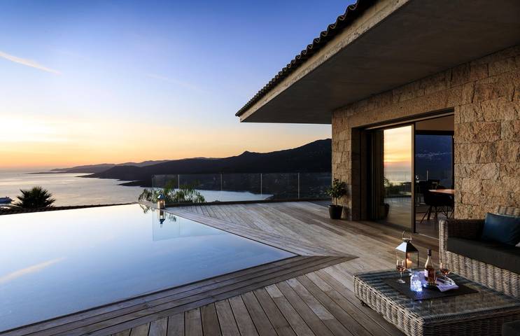 Location de vacances pour 8 personnes, avec terrasse et piscine à Viggianello