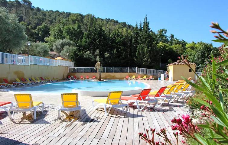 Location de vacances pour 6 personnes, avec terrasse et sauna ainsi que piscine et jardin à Solliès-Toucas - 4