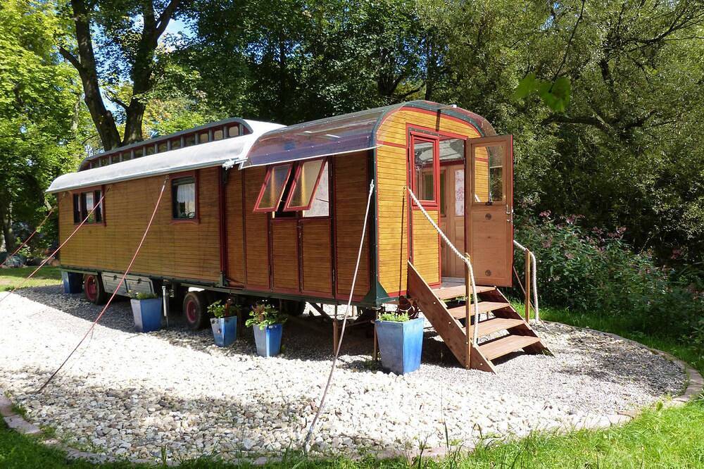 Eine Zeitreise in die 20er-Jahre - im originalgetreu restaurierten Zirkuswagen in Hundsdorf, Westerwald