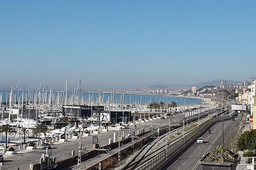 Entire apartment, Full floor, in front of the Mediterranean Sea. Central to 5 \" in el Masnou, Costa del Maresme