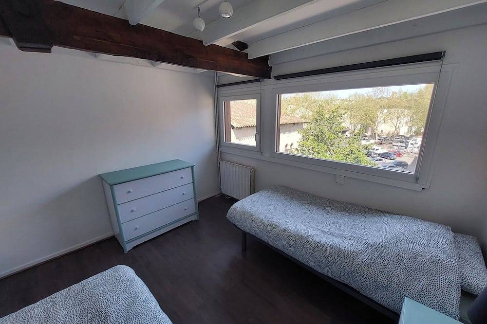 Appartement entier, Appartement Lumineux, vue Place Vival in Figeac, Lot