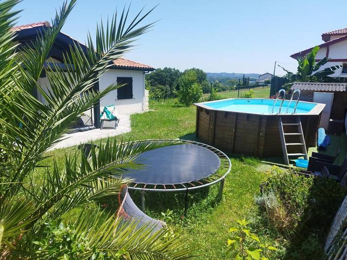 Appartement de vacances pour 2 personnes, avec vue et piscine ainsi que jardin et bassin pour enfant